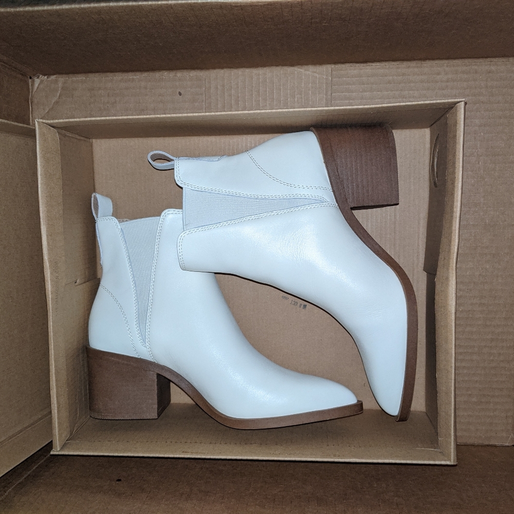 BRAND NEW STEVE MADDEN white leather boots